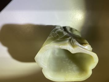 Un pot &agrave; pinceaux et une figure de Guanyin en jade sculpt&eacute;, Chine, Qing
