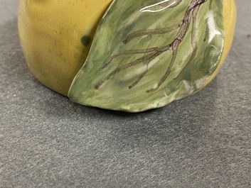 Une petite terrine couverte en forme de pomme en fa&iuml;ence polychrome, France, 18&egrave;me
