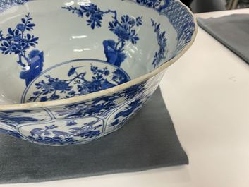 Een grote Chinese blauw-witte kom met florale vakverdeling, Kangxi
