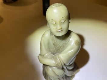 A Chinese Shoushan soapstone figure of a seated man, 18/19th C.
