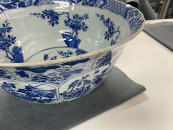 Een grote Chinese blauw-witte kom met florale vakverdeling, Kangxi