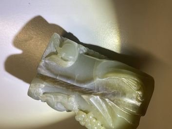Un pot &agrave; pinceaux et une figure de Guanyin en jade sculpt&eacute;, Chine, Qing