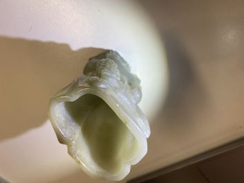 Un pot &agrave; pinceaux et une figure de Guanyin en jade sculpt&eacute;, Chine, Qing