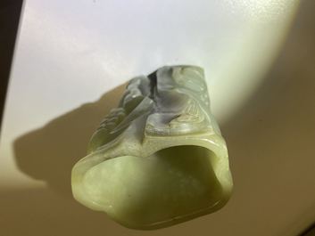 Un pot &agrave; pinceaux et une figure de Guanyin en jade sculpt&eacute;, Chine, Qing