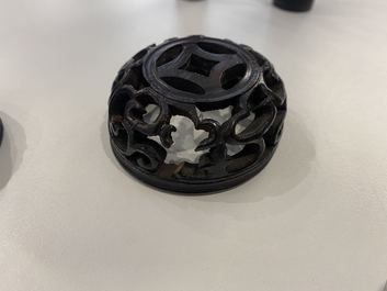 Une paire de jarres et une th&eacute;i&egrave;re couverte en porcelaine de Chine en bleu et blanc, Kangxi