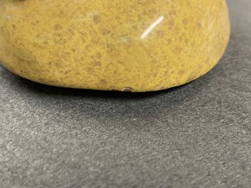 Une petite terrine couverte en forme de pomme en fa&iuml;ence polychrome, France, 18&egrave;me