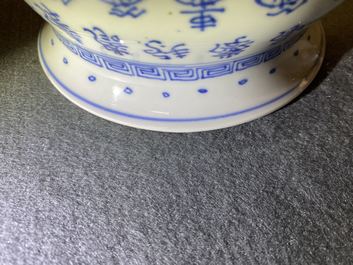 Een Chinese blauw-witte wierookbrander met inscripties, Kangxi