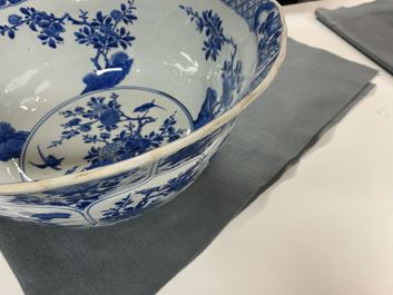 Een grote Chinese blauw-witte kom met florale vakverdeling, Kangxi