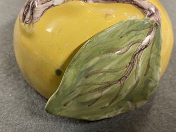Une petite terrine couverte en forme de pomme en fa&iuml;ence polychrome, France, 18&egrave;me