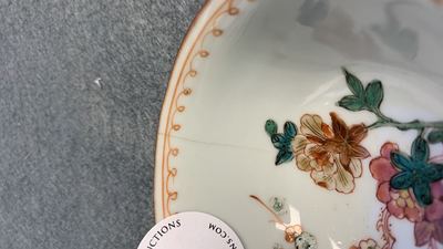 Seize tasses et soucoupes en porcelaine de Chine famille rose &agrave; fond brun capucin, Qianlong
