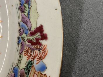 Une paire d'assiettes en porcelaine de Chine famille rose, Yongzheng/Qianlong