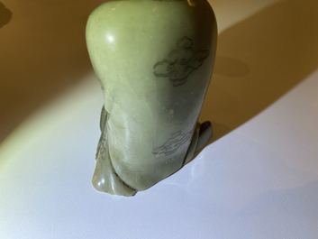 A Chinese Shoushan soapstone figure of a seated man, 18/19th C.