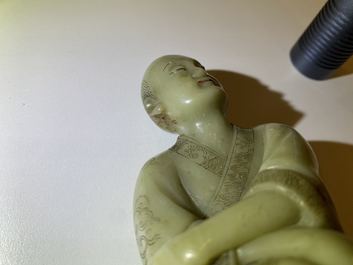 A Chinese Shoushan soapstone figure of a seated man, 18/19th C.