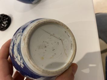 Une paire de jarres et une th&eacute;i&egrave;re couverte en porcelaine de Chine en bleu et blanc, Kangxi