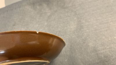 Seize tasses et soucoupes en porcelaine de Chine famille rose &agrave; fond brun capucin, Qianlong