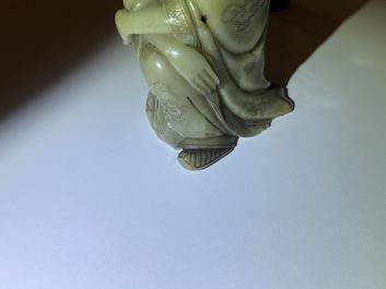 A Chinese Shoushan soapstone figure of a seated man, 18/19th C.