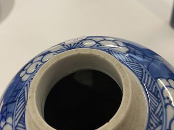 Une paire de jarres et une th&eacute;i&egrave;re couverte en porcelaine de Chine en bleu et blanc, Kangxi