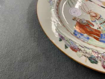 Une paire d'assiettes en porcelaine de Chine famille rose, Yongzheng/Qianlong