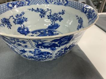 Een grote Chinese blauw-witte kom met florale vakverdeling, Kangxi