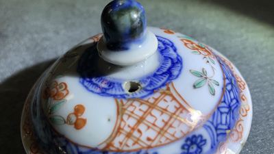 Une paire de tasses et soucoupes, une th&eacute;i&egrave;re d&eacute;cor&eacute;e aux Pays-Bas et une bo&icirc;te &agrave; th&eacute; en porcelaine de Chine, Kangxi/Qianlong