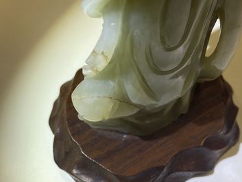 Un pot &agrave; pinceaux et une figure de Guanyin en jade sculpt&eacute;, Chine, Qing