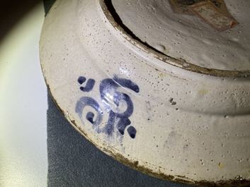 Un plat en fa&iuml;ence portugaise en bleu, blanc et mangan&egrave;se &agrave; d&eacute;cor d'un oiseau, 17&egrave;me