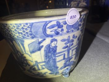 Een Chinese blauw-witte driepotige Swatow wierookbrander, Ming