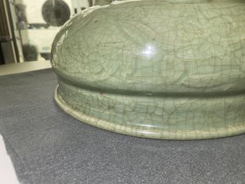 Een Chinese Longquan celadon wierookbrander met houten deksel met zeepstenen Boeddha, Ming
