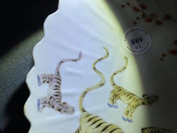 A pair of fluted Chinese Kakiemon-style dishes with tigers, Kangxi