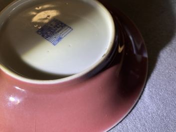 Een Chinees monochroom koperrood bord, Qianlong merk en periode