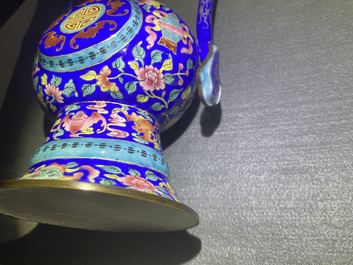 Une paire de verseuses en &eacute;maux de Canton, Chine pour le Vietnam, 1&egrave;re moiti&eacute; du 19&egrave;me