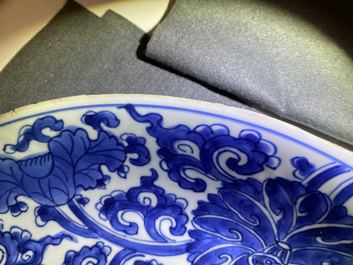 Une paire de plats en porcelaine de Chine en bleu et blanc, Kangxi