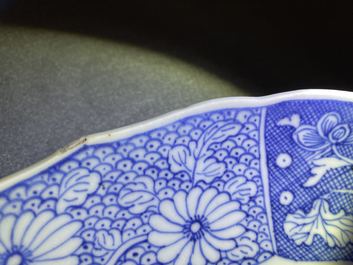 Une paire de plats en porcelaine de Chine en bleu et blanc &agrave; d&eacute;cor de 'La romance de la chambre de l'ouest', Qianlong