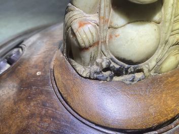 Een Chinese Longquan celadon wierookbrander met houten deksel met zeepstenen Boeddha, Ming