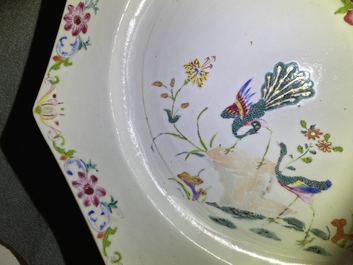 Une paire de plats de forme octagonale en porcelaine de Chine famille rose, Qianlong