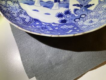 Une paire de plats en porcelaine de Chine en bleu et blanc &agrave; d&eacute;cor de 'La romance de la chambre de l'ouest', Qianlong