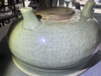 Een Chinese Longquan celadon wierookbrander met houten deksel met zeepstenen Boeddha, Ming