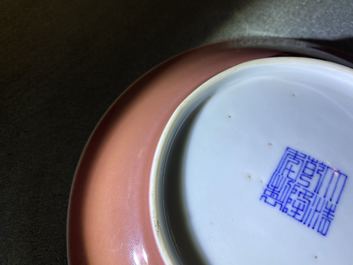 Een Chinees monochroom koperrood bord, Qianlong merk en periode