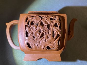 Een Chinese opengewerkte Yixing steengoed theepot met deksel, Kangxi