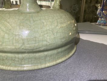 Een Chinese Longquan celadon wierookbrander met houten deksel met zeepstenen Boeddha, Ming