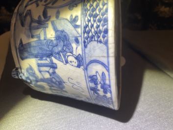 Een Chinese blauw-witte driepotige Swatow wierookbrander, Ming
