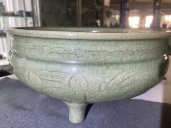Een Chinese Longquan celadon wierookbrander met houten deksel met zeepstenen Boeddha, Ming