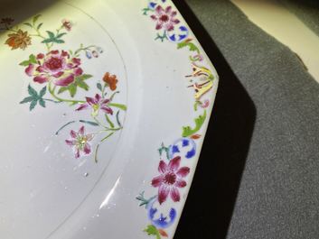 Une paire de plats de forme octagonale en porcelaine de Chine famille rose, Qianlong