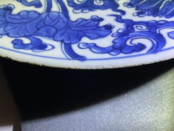 Une paire de plats en porcelaine de Chine en bleu et blanc, Kangxi