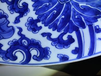 Une paire de plats en porcelaine de Chine en bleu et blanc, Kangxi