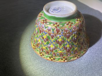 Deux bols couverts en porcelaine de Chine Bencharong pour le march&eacute; thai, Chine, 19&egrave;me