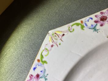 Une paire de plats de forme octagonale en porcelaine de Chine famille rose, Qianlong