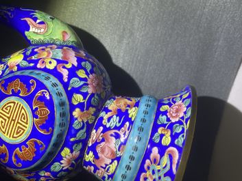 Une paire de verseuses en &eacute;maux de Canton, Chine pour le Vietnam, 1&egrave;re moiti&eacute; du 19&egrave;me