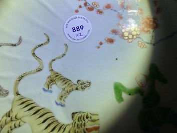 A pair of fluted Chinese Kakiemon-style dishes with tigers, Kangxi