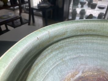 Een Chinese Longquan celadon wierookbrander met houten deksel met zeepstenen Boeddha, Ming
